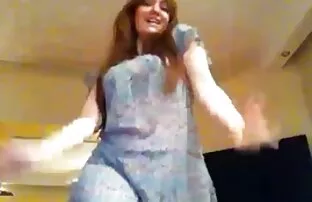 XXX دختری که در عکسهایسکسی الکسیس دامن آبی است ، در خانه با دیلدو سرگرم می شود