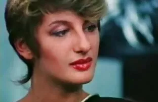 XXX مادری با موهای کوتاه با خال کوبی الاغ و عكس كس الكسيس ضربات را فراهم می کند