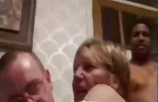 XXX سبزه با عصبانیت دو مرد خوش تیپ سیاه را عکس های سکسی الکسیس تگزاس در اتاق نشیمن می بیند