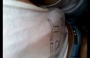 XXX یک کبوتر عکسسکسی الکسیس تگزاس بازیگوش سفید روی یک پیچ قرار دارد