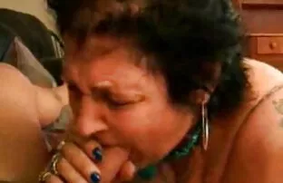 XXX یک بلوند جوان در لباس شنا عکس های سکسیالکسیس پلنگ ، مردان در ساحل را اغوا می کند