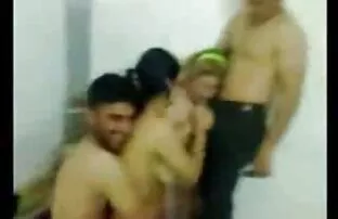 XXX جوجه با تلفن صحبت می کند ، در حالی که هاهل با اینستاگرام سکس الکسیس تگزاس شور و شوق در пози های مختلف او را کباب می کند