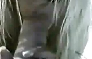 XXX بلوند روسی برهنه روی تخت عکس های الکسیس تگزاس سکسی نشسته است