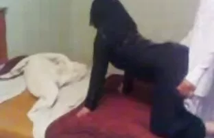 XXX مشتری ماسک روغنی ماساژور را روی عکس سکسی کون الکسیس تگزاس میز می کشد