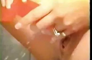 XXX لزبین ها واژن یکدیگر را روی یک نیمکت صورتی می عکس های سکسی الکسیس تگزاس مکید