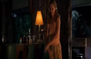 XXX دختری در وسط حیاط کلاه خود را عکس های الکسیس تگزاس سکسی با خیار سبز نوازش می کند