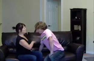 XXX نوک انگشتان ماچو بلوند بالغ با موهای کوتاه در حفره و لمس عکس های سکسی از الکسیس تگزاس روی لب ها