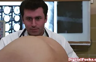 XXX یک مرد سیاه و سفید در یک تی شرت مادر خود را در بیکینی لگد می عکس سکسي الکسيس زند