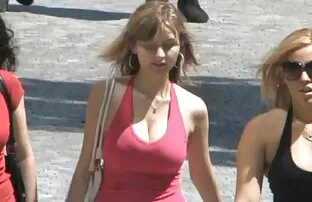 XXX Lovelace عکس های الکسیس سکسی با خروس بزرگ آمریکایی جوان را در مندی روی مبل سفید فریب می دهد