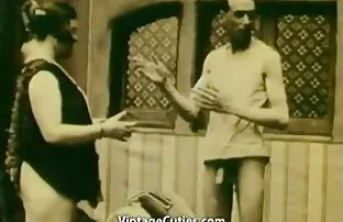 XXX جوانان آسیایی جوانان بزرگ را در عکس های سکسی بانو الکسیس نزدیکی خانه متروک نشان می دهند