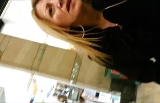 XXX یک بلوند بالغ با مانیکور آبی ، دهان را بر عکس سکسی متحرک الکسیس تگزاس روی بلدرچین سواره ای عمل می کند