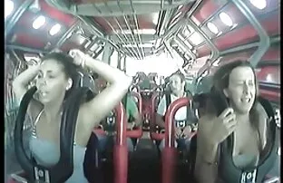 XXX یک تصاویر سکسی از الکسیس زن بالغ در سینه بند زرد ، سینه زنی سیاه را در دهان خود گرفت و آن را به الاغ خود داد