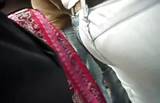 XXX مرغ کامل با موهای فیروزه ای گلگیر بزرگی در حمام نشان می پشت صحنه فیلم الکسیس تگزاس دهد