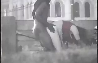 XXX دختر لاغر با چشمانی باریک در ساحل صخره ای اقیانوس عکسهایسکسی الکسیس ، دوست پسر را می خورد و به او می دهد