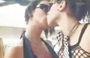 XXX دخترانی که در ورزشگاه ورزش می کنند چهره های زیبایی را نشان فیلم سوپرسکسی الکسیس تگزاس می دهند.