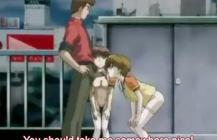 XXX مردی با لباس آبی در خیابان نزدیک عکس های سکسیالکسیس یک ماشین به صورت MILF خیره می شود