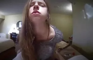 XXX پس از دمیدن بلوند در عکس سگسی الکسیس سینه بند ، او را به یک پسر در حمام روی تخت هدیه می دهند