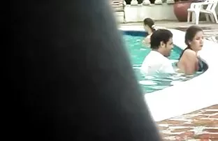 XXX دختری باریک در یک ژاکت آبی با گرانش مهبل (واژن) عکس الکسیس تگزاس در حال سکس خود در بالکن