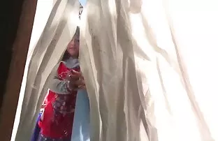 XXX یک دختر زیبا و جوان در حال عکس سکسی از الکسیس تگزاس استعداد آفریقایی ها در میز استخر است