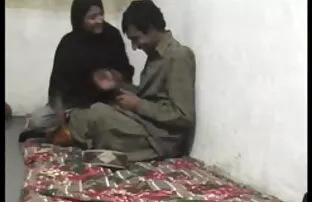 XXX یک مرد عضلانی جمعه شب به یک زن آبدار مبتلا به سرطان که روی عکس سکسی الکسیس تگزاس جدید تخت خود از گیلاس نگاه می کند ، نگاه می کند