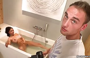 XXX مرد سیاه تصاویرسکسی الکسیس پوست مادر خود را چاق کرد و عضوی را در مهبل خود وارد کرد