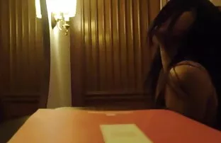 XXX درمانگر با سبزه عکس کون الکسيس در دهان روی مبل را لگد می زند