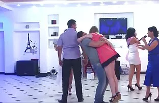 XXX سبزه ای با لباس عکس های الکسیس سکسی آبی با خیار روی زمین می خورد