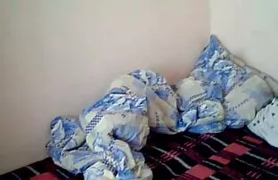 XXX آبون بیدمشک گربه دختر را در توالت می برد و آن را با تلفن حمل عکسسکسی الکسیس تگزاس می کند