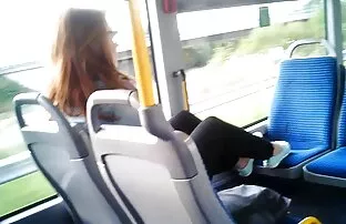 XXX یک زن بالغ با دانلود فیلم سکس الکسیس تگزاس لباس سیاه با پاهای باریک می درخشد